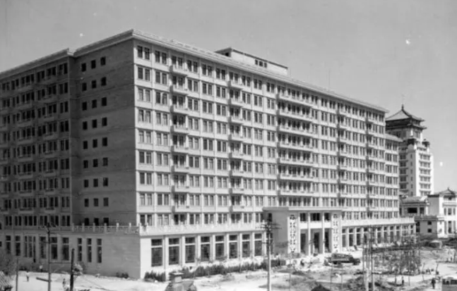 1959年，北京民族饭店首次采用预制装配式框架—剪力墙结构